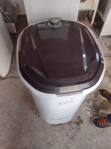 Tanquinho de lavar roupas suggar 10litros.