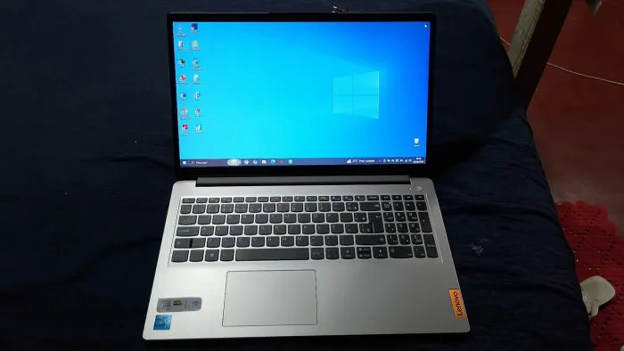 Vendo Notebook Lenovo Core i3 em perfeito estado. Leiam a descrição .