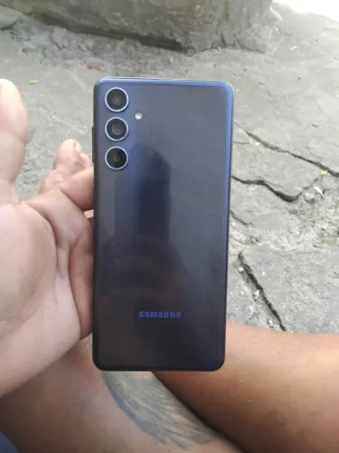 Samsung M54 256 gb está apenas com. Um trinco pequeno na tela mais nao interface em nada