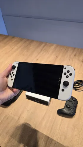 Nintendo Switch OLED + Controle PRO + Case