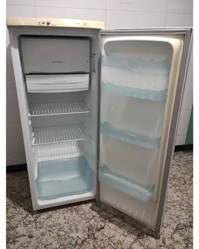 Geladeira Electrolux 240L Otima