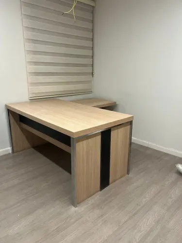 Mesa para escritório com canto em L Reforçada com detalhes em cromado e couro