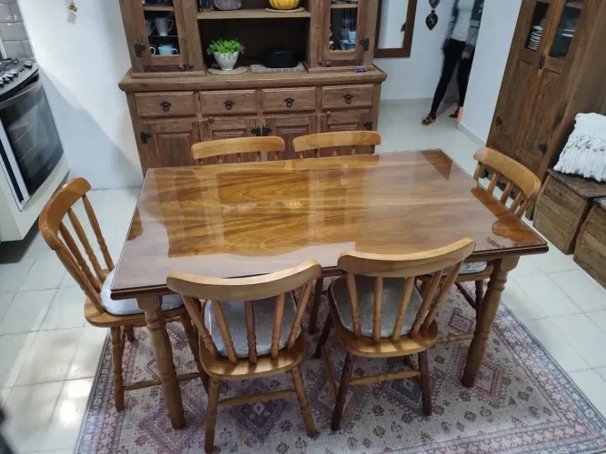 Jogo de mesa com 6 cadeiras de madeira maciça