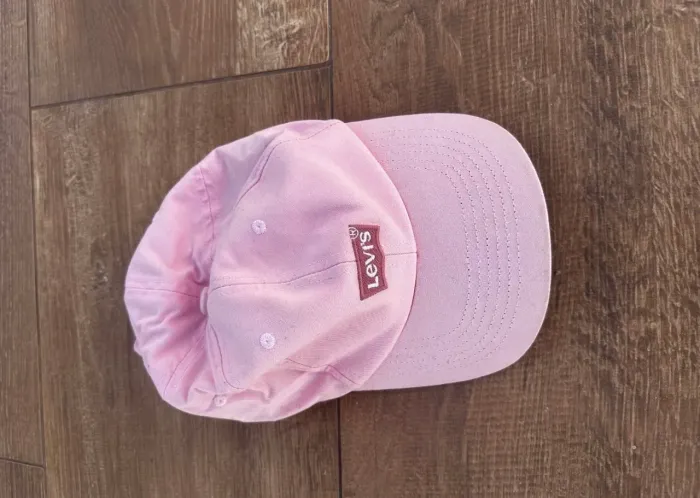 boné levis original na cor rosa, com ajuste na parte traseira.