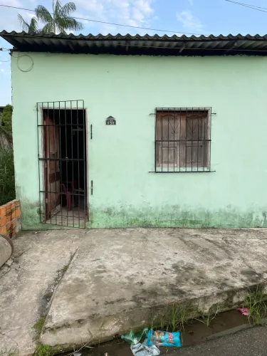 Casa com 2 quarto, esquina com centenário. Bairro Mangueirão