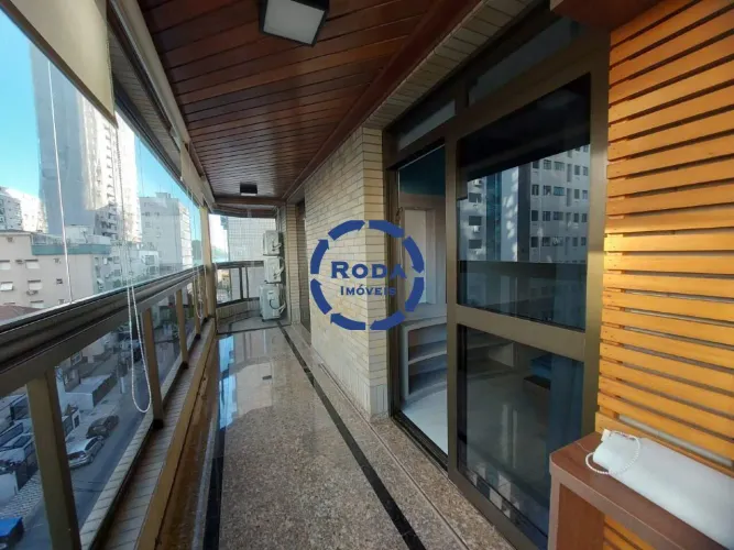 Apartamento com 3 dormitórios, varanda de frente e 2 vagas na Ponta da Praia