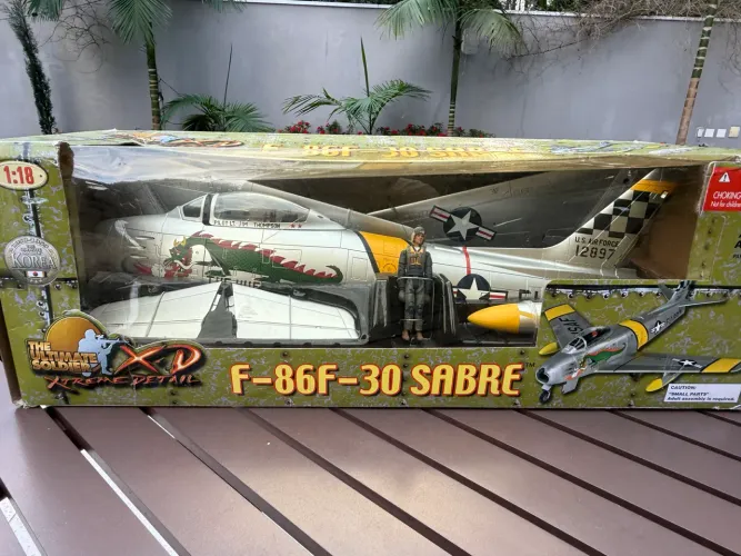 21st Century Ultimate Soldier USAF F-86F-30 Sabre Huff Korea com Piloto Comandos em ação