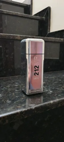 VENDO PERFUME 212 100 ML NOVO ,USADO UMA VEZ APENAS MAS ATACOU MINHA RENITE POR SER FORTE