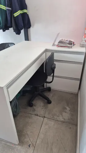 Mesa para recepção com gavetas