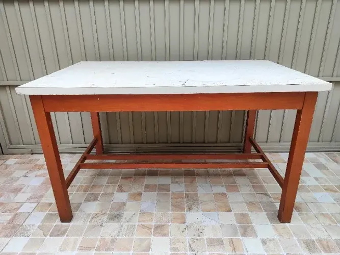 Mesa / Bancada Alta de Madeira Reforçada para Corte e Costura / Ateliê / Oficina