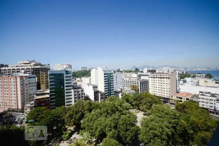 BS IMOBILIÁRIA VENDE OU ALUGA Apartamento reformado, espaçoso e com vista para a Baia de