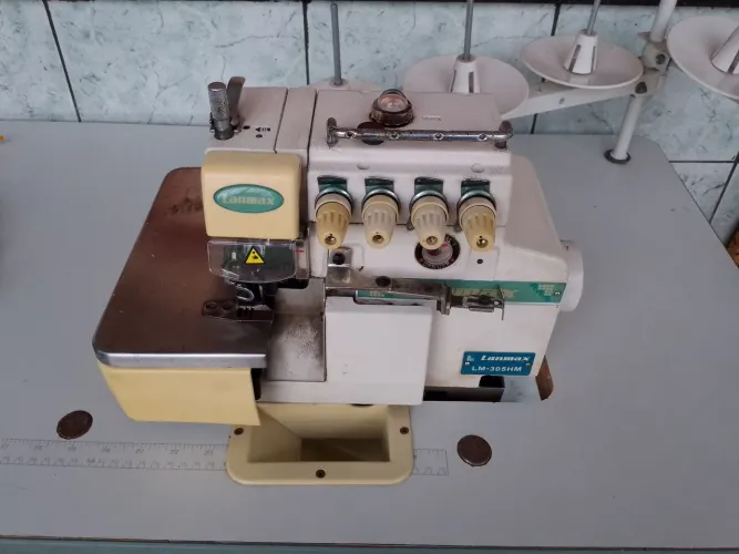Máquina Ultralock da Lamax com bancada!