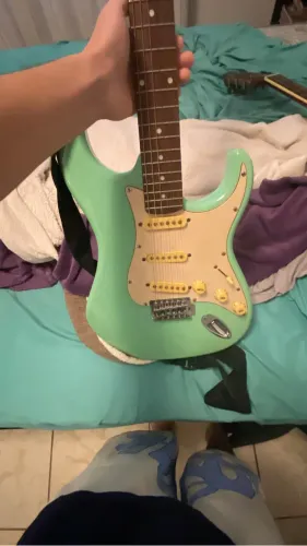 Guitarra e violão avenda(acompanha amplificador de som)