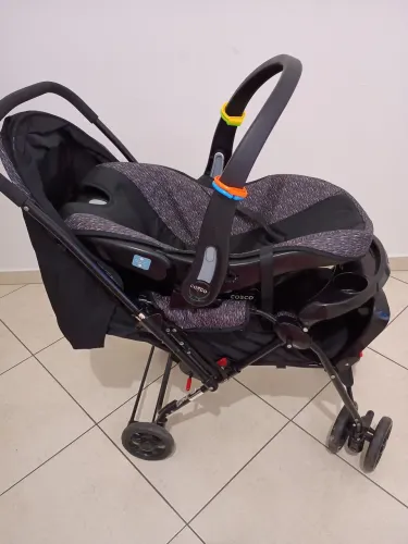 Vende-se Carrinho de bebê Cosco reverse USADO com bebê conforto