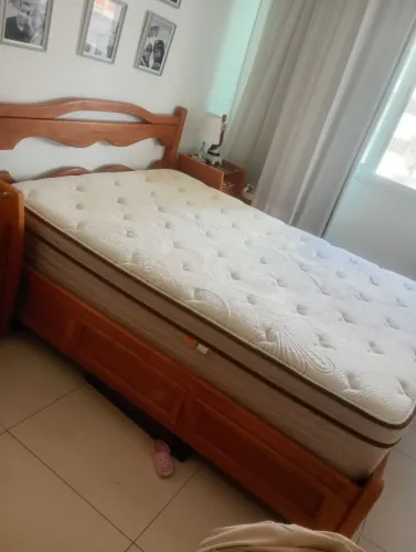 Cama madeira maciça com colchão Euro importado!