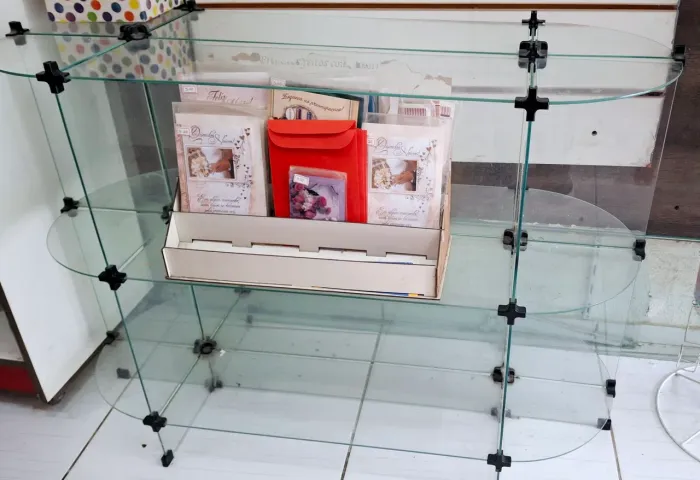Balcão de Vidro modulado 6 nichos 50x30 e laterais abertos 8 nichos 30x20