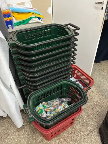 Cesto plástico de compras com rodas e alça mercado