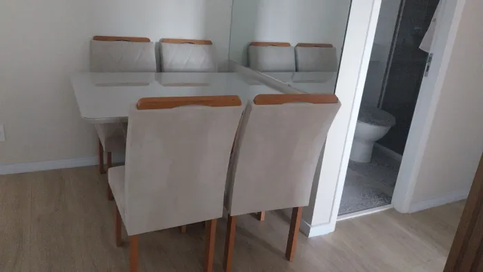 Vendo uma mesa com 4 cadeiras