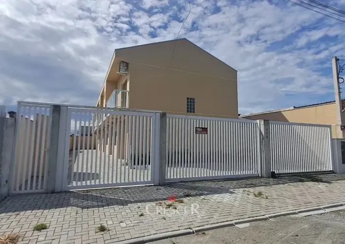 Sobrados novos em condomínio no Balneário Junara