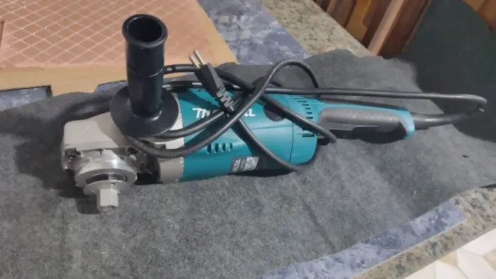 Lixadeira Angular Makita 127v, 2200W.