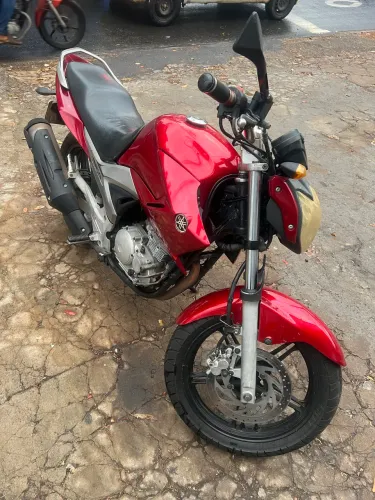 Fazer 250 vermelha. Só pegar e andar. Moto quitada.