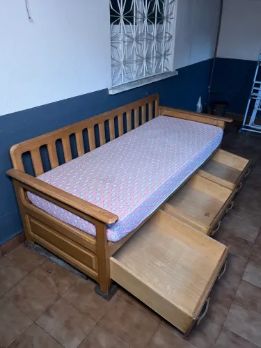 Sofá cama de madeira