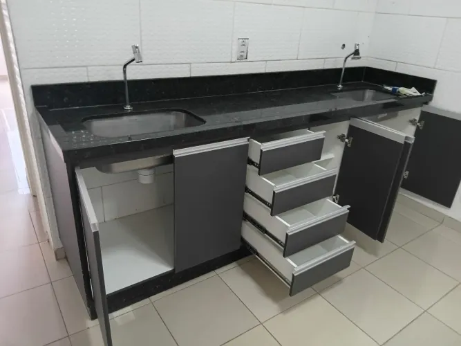 Bancada de granito preto, duas cubas acopladas com gabinete em MDF cinza ! Novo