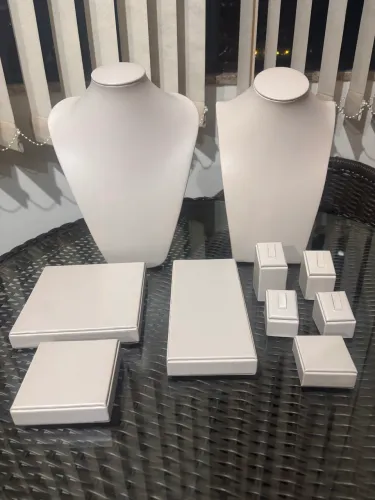 Lindíssimo kit de expositores de joias e semijoias