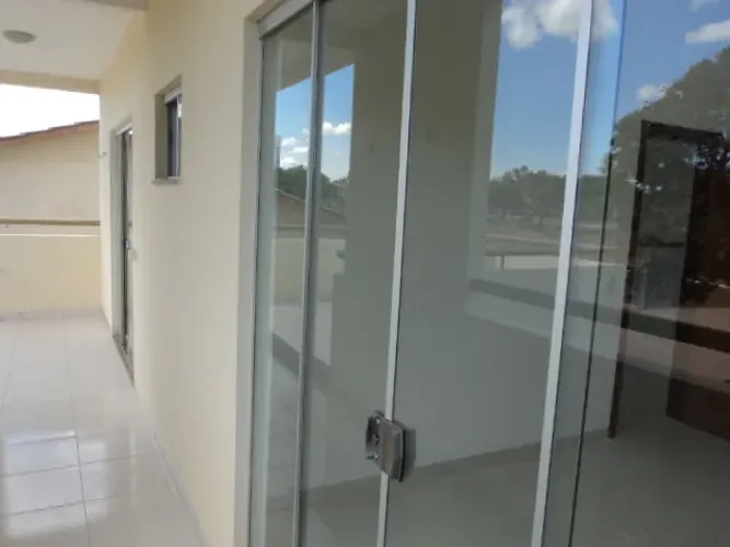 Alugo Apartamento 2/4, sala, cozinha americana, banheiro social, armarios, 1 garagem