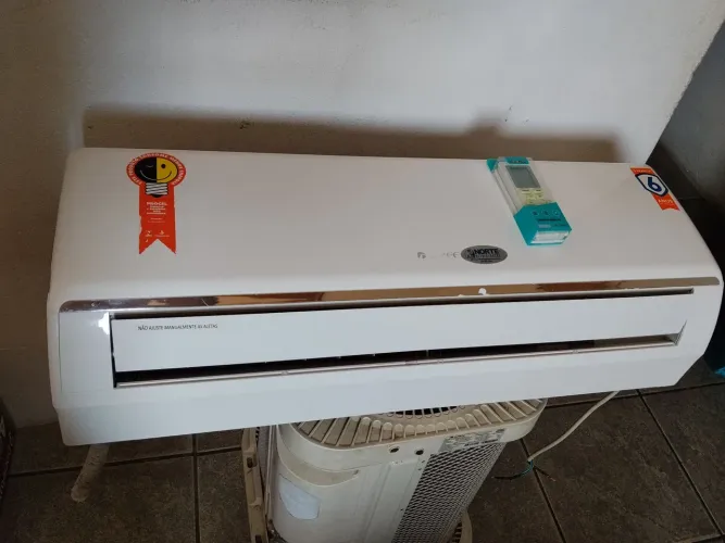 Vendo já instalado ar condicionado Gree convencional 9Btus por R$ 1.600 ZAP *