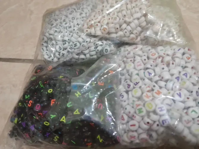 Kit com 4000 miçangas bijuteria letras do alfabeto 4 cores colorido diâmetro 7mm