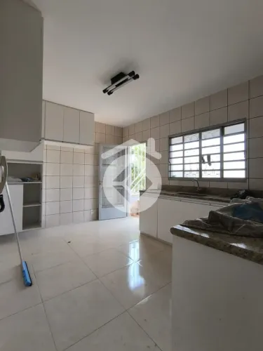 Sobrado para Locação com 3 Quartos, sendo 1 Suíte ? 120m² - Santa Mônica - Uberlândia/MG