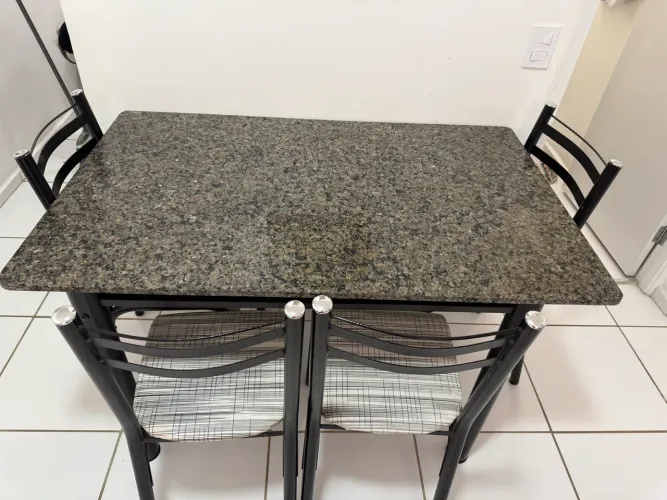 Mesa de Jantar com Tampo de Granito + 4 Cadeiras - Excelente Estado