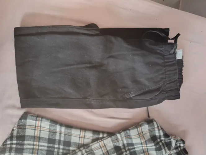 Vendo 2calças 1 uma camisa xadrez 