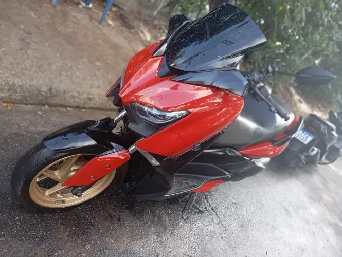 Xmax 250 vermelha