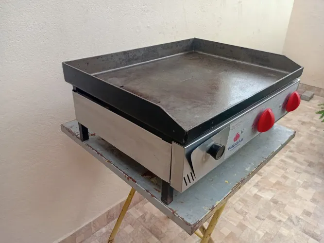 Excelente Chapa bifeteira/ hambúrguer A GÁS. 