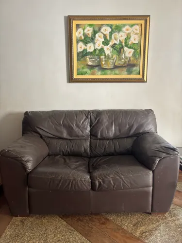 Sofá 2 Lugares em Couro Marrom Estilo Clássico