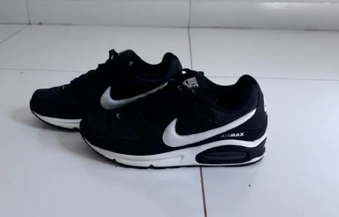 Nike Air Max IVO (na cor preta com detalhes em branco).