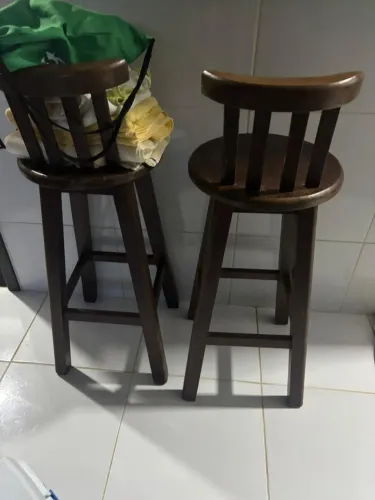 Par de Banquetas Altas de Madeira Maciça com Encosto 