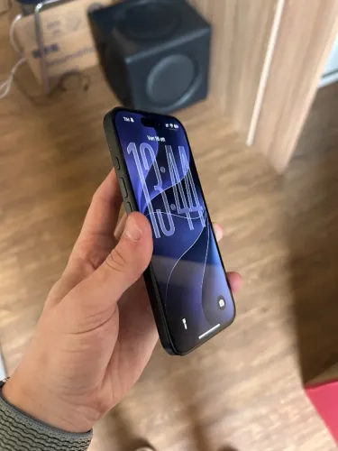 iPhone 16 256 preto 1 ano de uso - trincado na traseira 