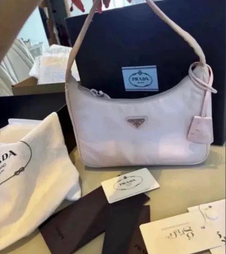 Bolsa Prada Rosa re-edition em nylon