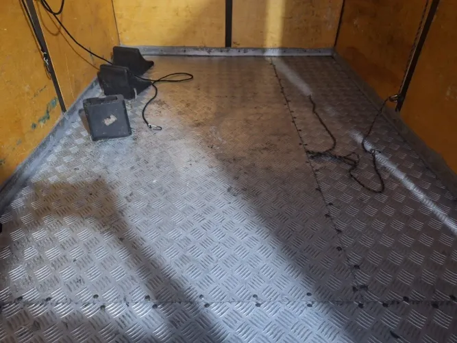 Carretinha 2m x 1.5 zerada pneus novos !! Licenciamento 2026 pago