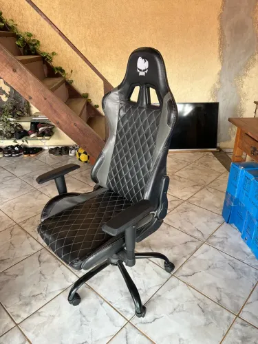 Cadeira Escritório Gamer WAR WGC400 (Preta/Cinza)