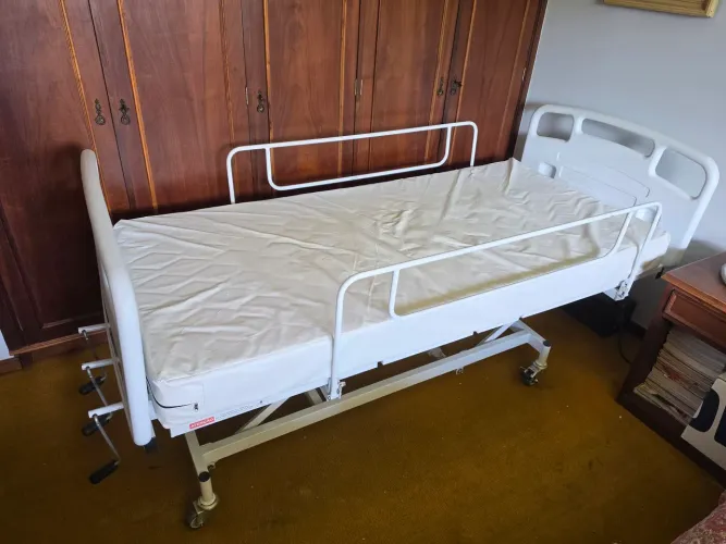 Cama hospitalar 3 regulagens com colchões perfeito estado!