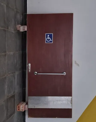 Porta de banheiro para cadeirante 90 cm largura com barras nos 2 lados e adesivo