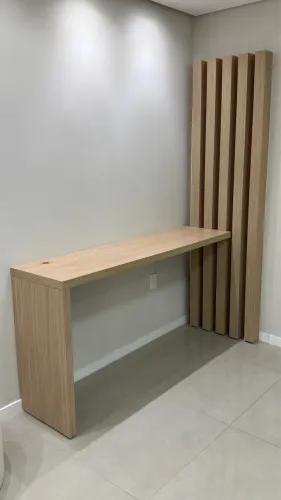 Mesa/Bancada com Painel Ripado em MDF - canto de café ou escrivaninha 