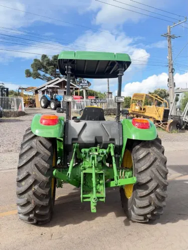 TRATOR AGRÍCOLA