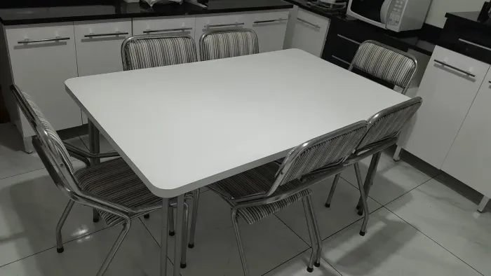 Mesa com 6 cadeiras