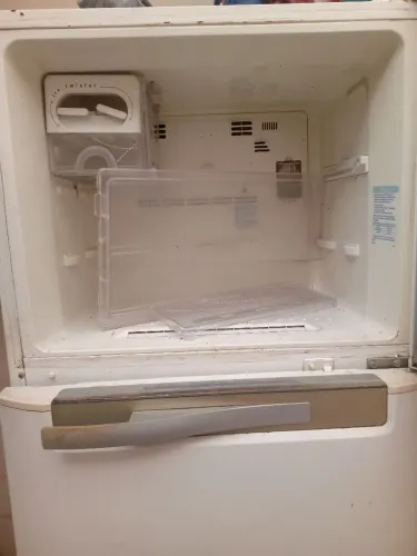 Vende se geladeira funcionando perfeitamente