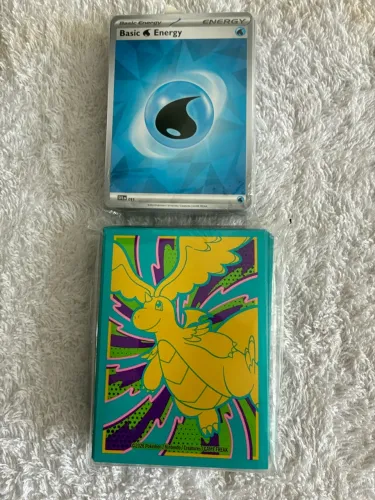 48 cartas Pokémon basic energy + 50 envelopes de proteção